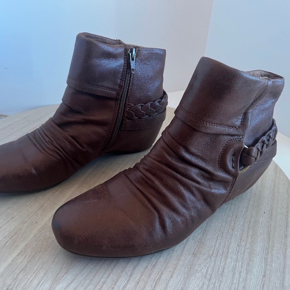 Baretraps Sana Brown Ankle Boots Women’s Size 8M Faux Leather Zip Side Booties - Picture 1 of 8